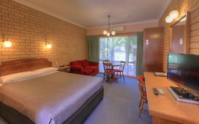 Barrass'S John Bright Motor Inn